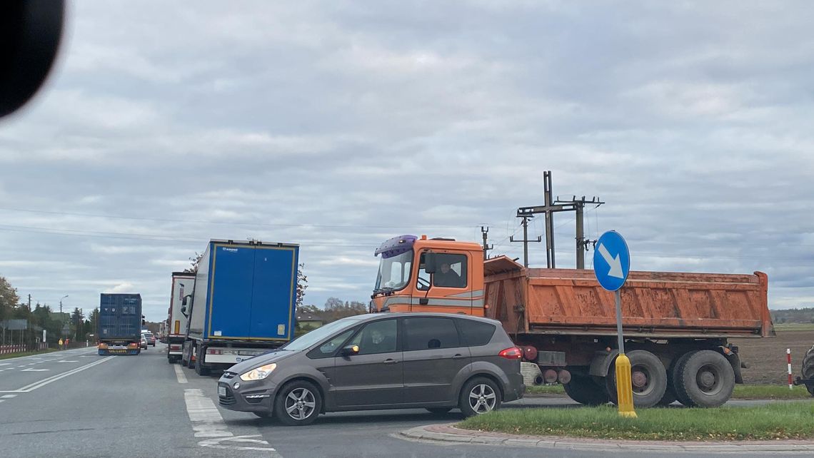 "Ciężarówki zasłaniają nam widoczność!". Problemy kierowców na dk2 [FILM]