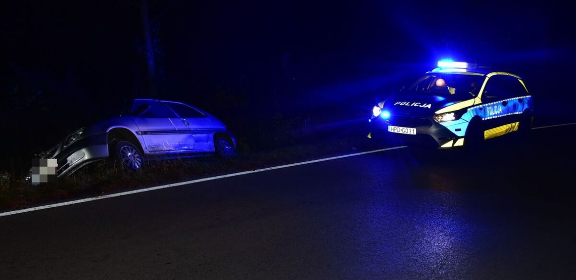 Citoen "wylądował" w rowie. Mężczyźni nie pamiętali, kto prowadził auto Citoen "wylądował" w rowie. Mężczyźni nie pamiętali, kto prowadził auto