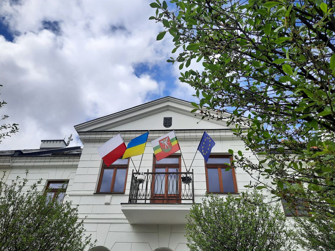 Co Grzegorz Braun zrobił z flagą z bialskiego ratusza? [WIDEO]