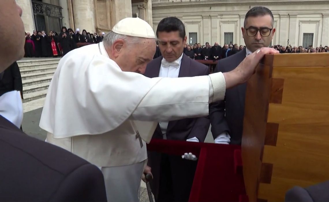 Co się dzieje z papieżem Franciszkiem? Jest wciąż w złym stanie