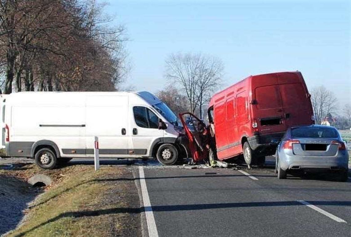 Czołowe zderzenie, dwie osoby w szpitalu