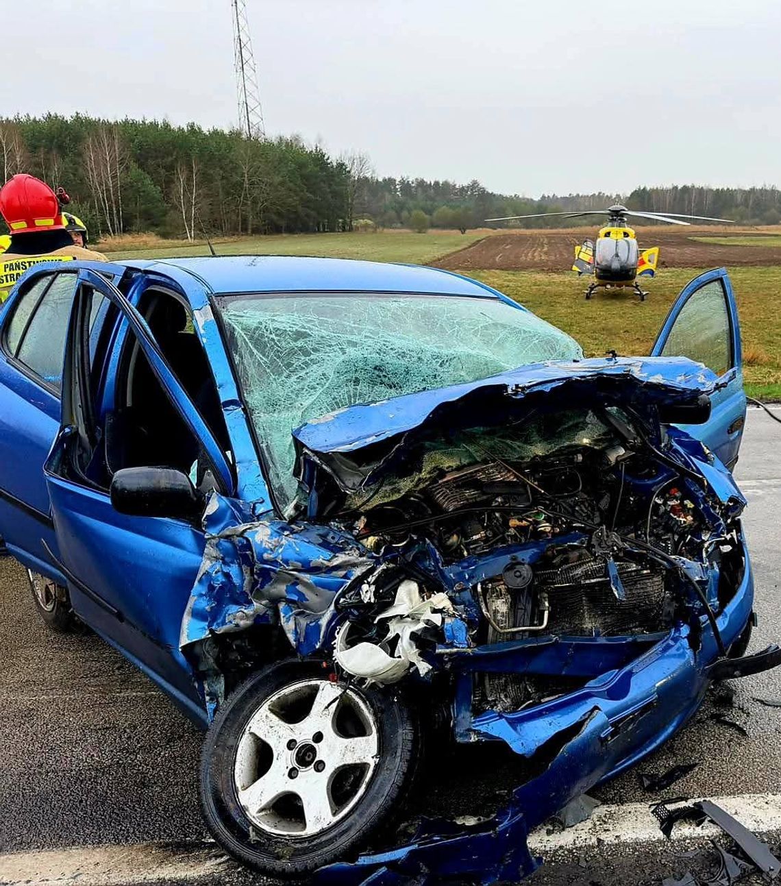 Czołowe zderzenie na DW 812. Kierowca uwięziony w aucie [ZDJĘCIA]