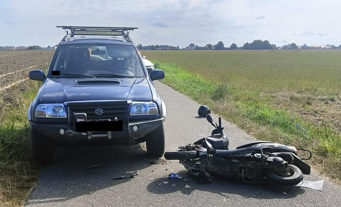 Czołowe zderzenie samochodu i motoroweru. Jedna osoba w szpitalu