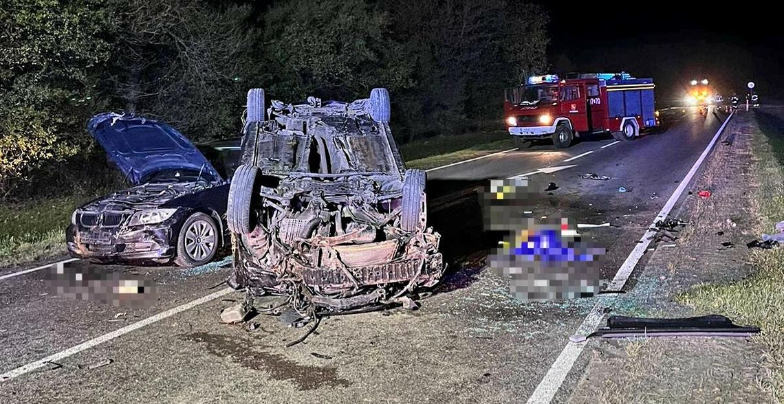 Dachowanie forda. Następnie w leżące auto uderzyło bmw