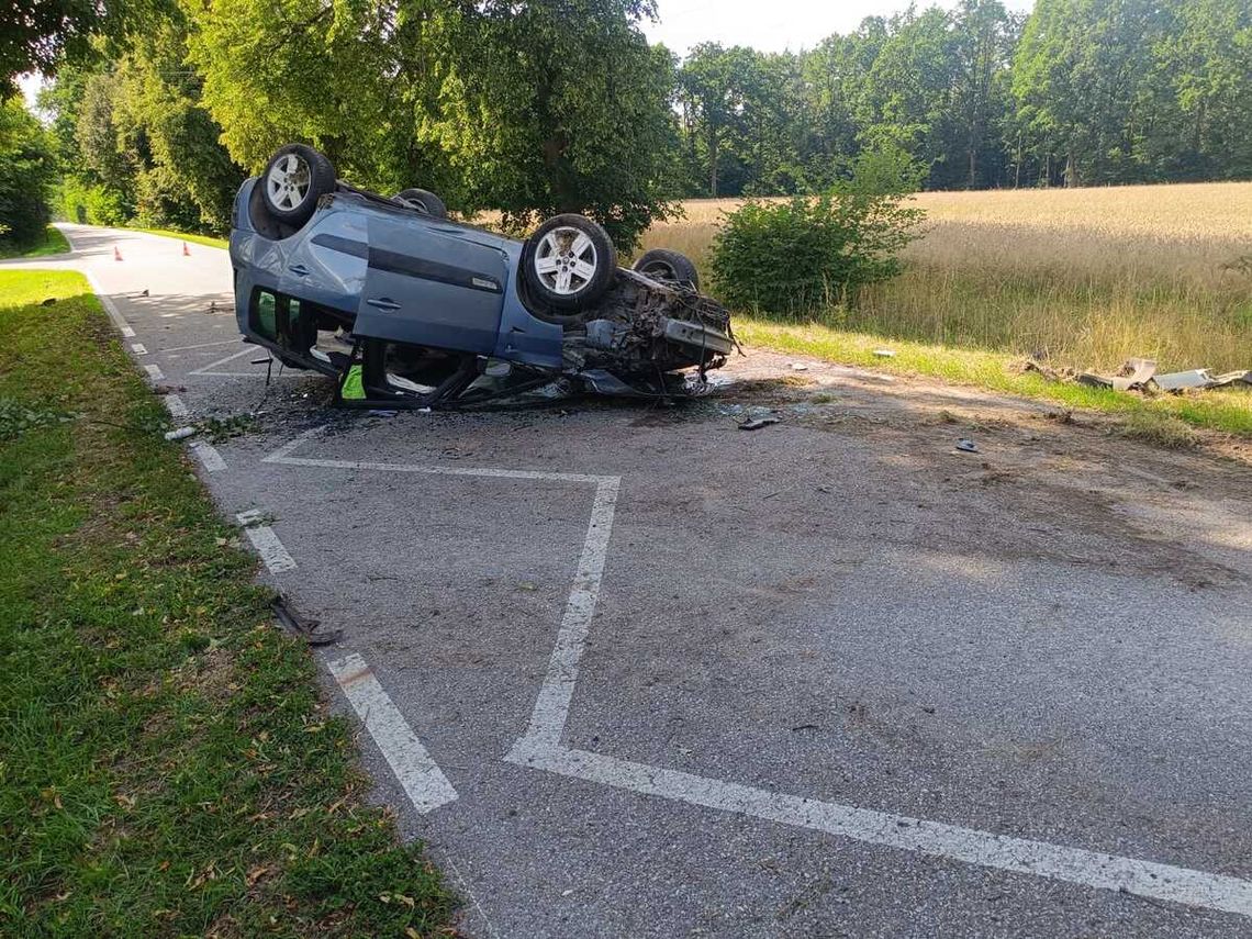 Dachowanie osobówki. Kierowca był pijany