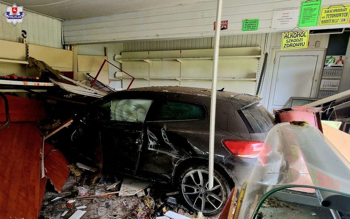 Dębowa Kłoda. Auto przebiło ścianę sklepu