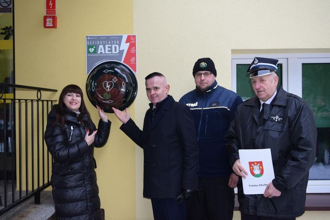 Defibrylatory AED na budynku szkoły i remizy