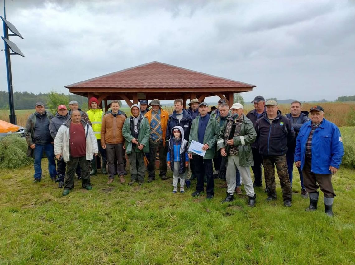 Deszcz nie odstraszył wędkarzy. Wielkie emocje na Łomaskiej Cegielni