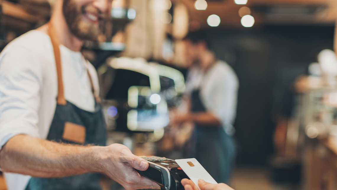 Do sklepów coraz częściej wybieramy się bez gotówki