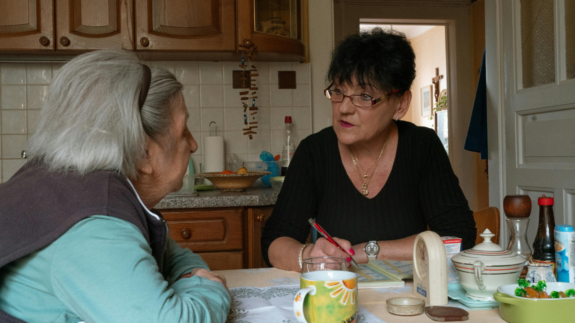 Dochody w dół, wiek w górę