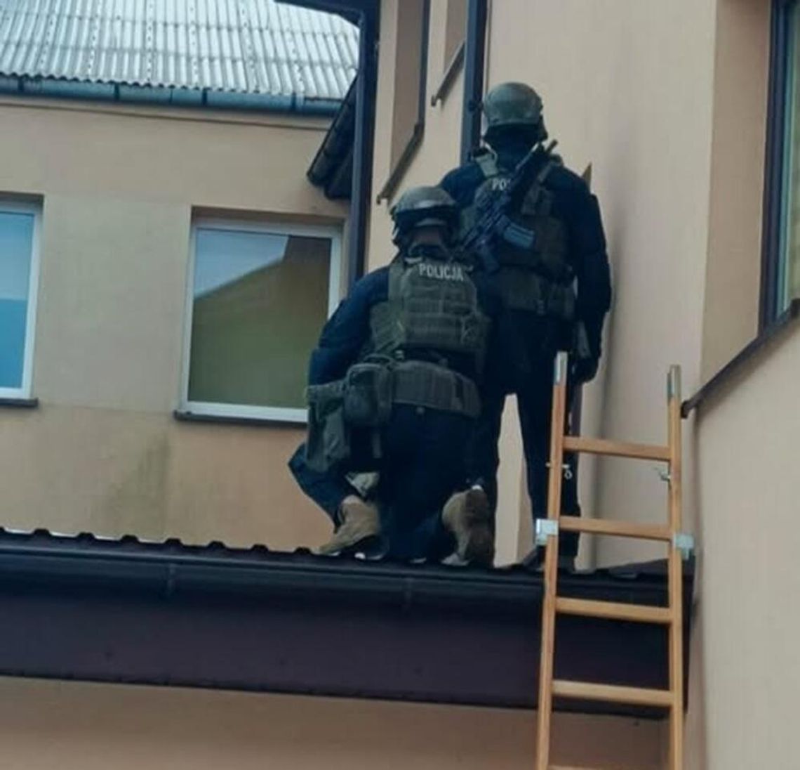 Lubelskie. 35-latek zabarykadował się w mieszkaniu policjanci na dachu
