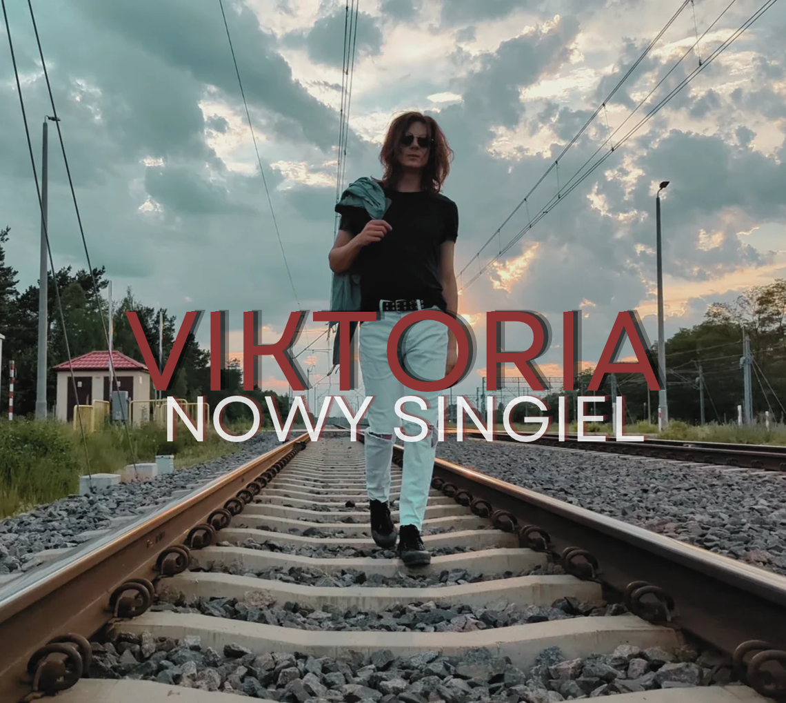 Droga przez mękę, która prowadzi do triumfu. Mateusz Łopaciuk prezentuje nowy utwór „VIKTORIA” Mężczyzna w ciemnej koszulce, okularach przeciwsłonecznych i z kurtką zarzuconą na ramie idzie po torach kolejowych na tle zachodzącego słońca. Na zdjęciu znajduje się czerwony napis „VIKTORIA” oraz biały napis „NOWY SINGIEL”.