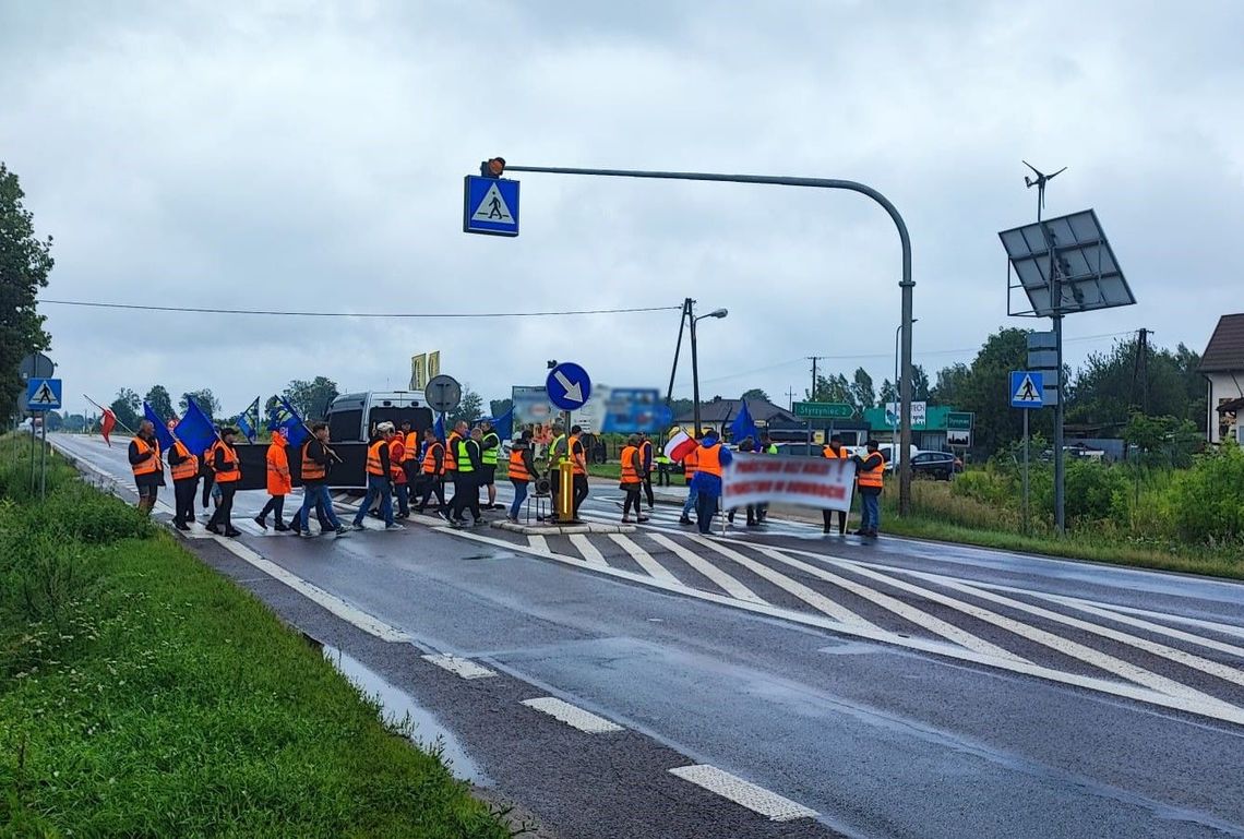 Drugi dzień blokady DK 2. Deszcz pogorszył stan odjazdów