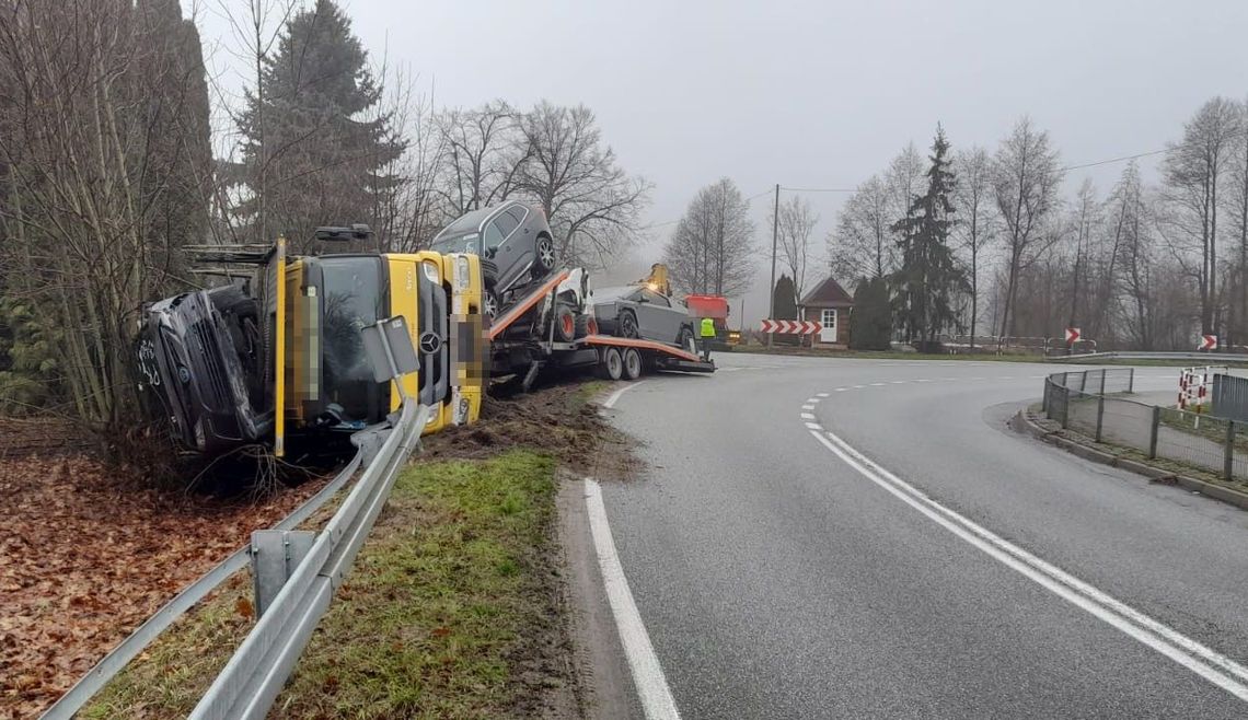 Dubica Dolna. Przewróciła się laweta. Sześć aut w rowie tesla cybertruck laweta wypadek dubica górka policja dk812 wisznice trasa