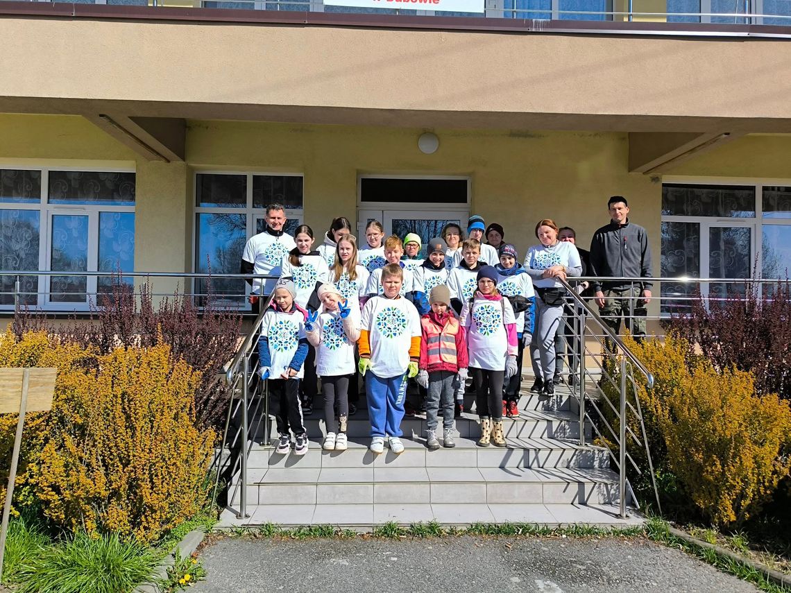 Dubów. Buty, parasolka i okulary.  Zebrano 52 worki śmieci