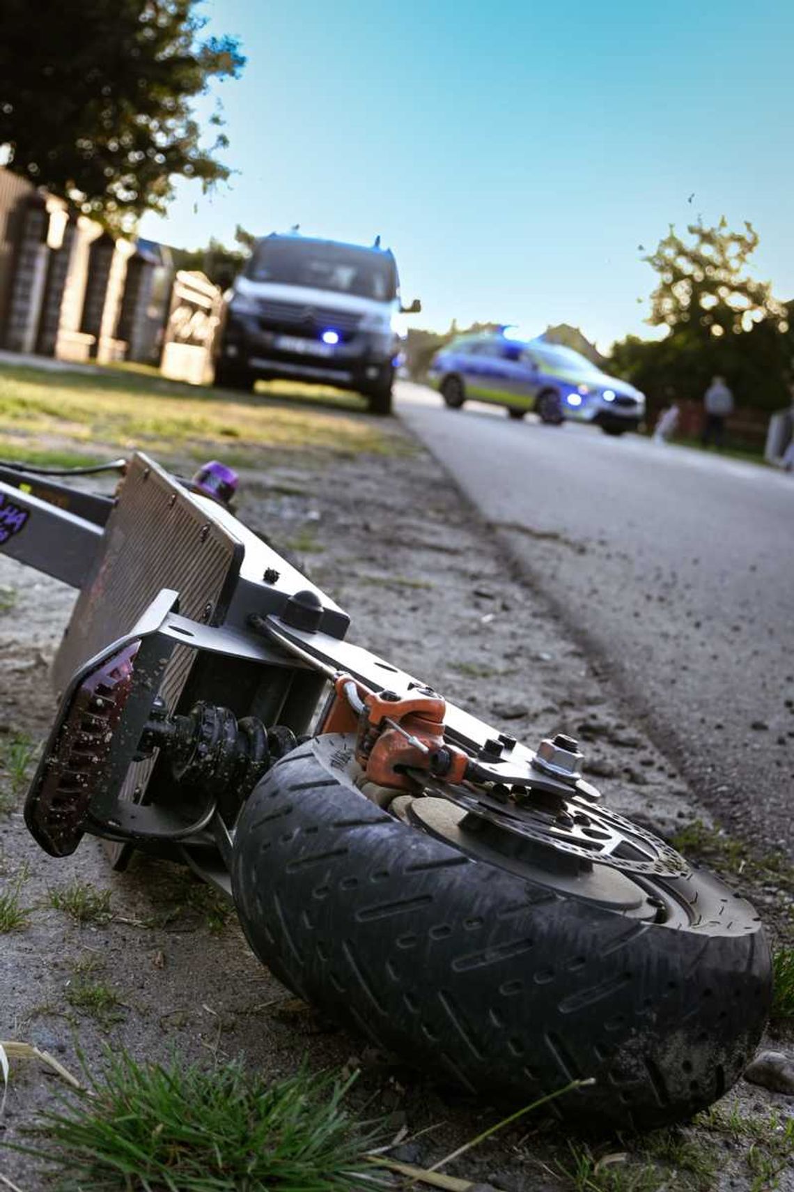 Dwoje młodych ludzi poważnie rannych po wypadku na hulajnodze