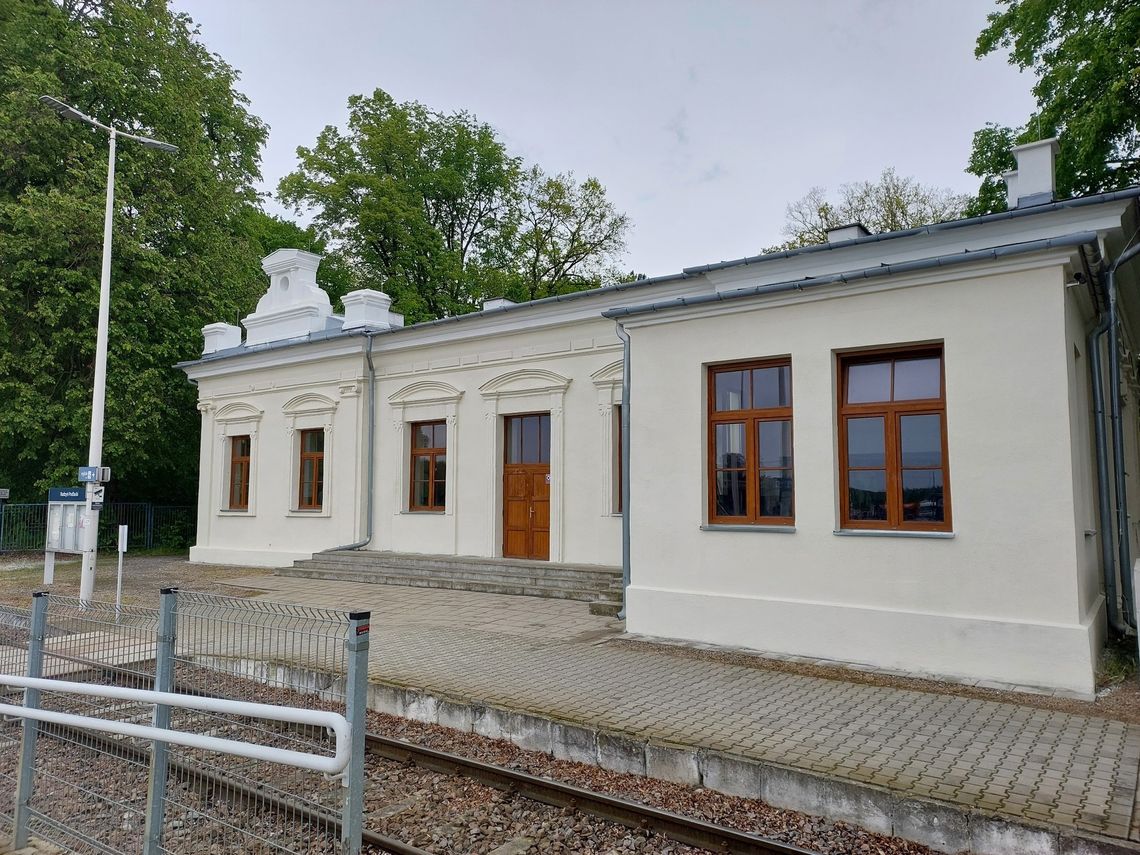 Dworzec jak nowy, parking oświetlony