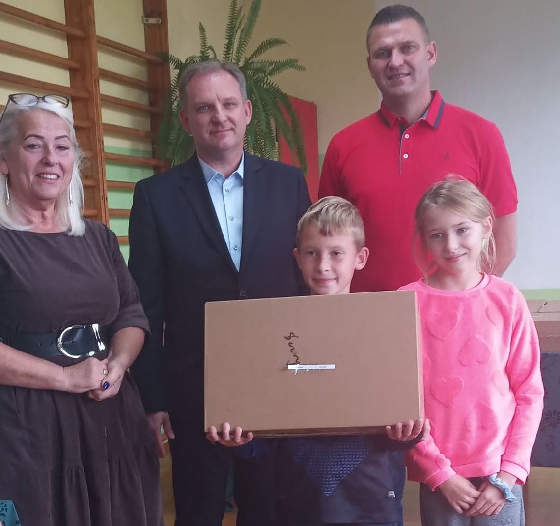 Dzieci z rodzin popegeerowskich dostały nowe laptopy