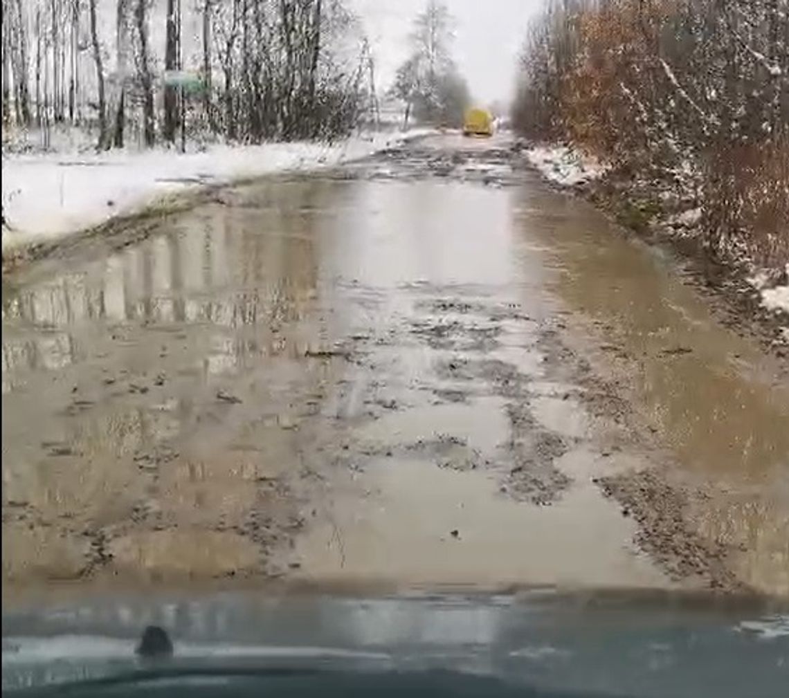 Dziura na dziurze i mnóstwo błota! Droga powiatowa w fatalnym stanie