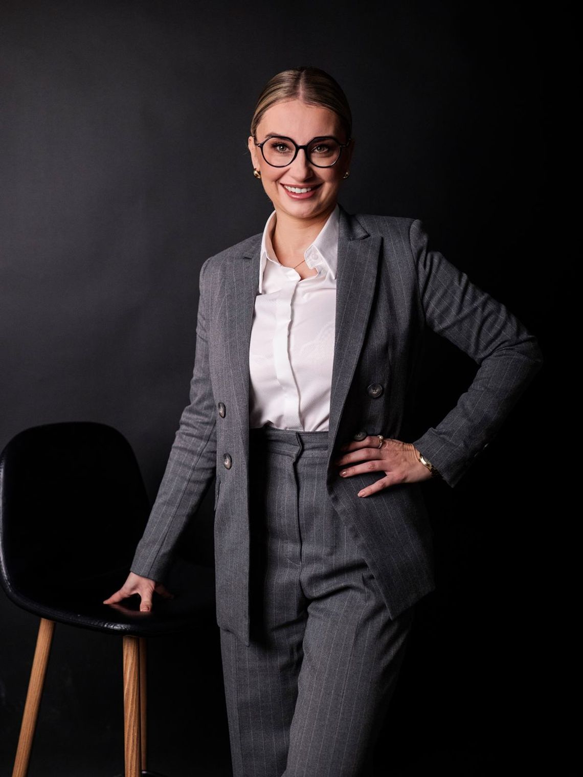 Firma rośnie, ale jej struktura nie nadąża. Kiedy skonsultować się ze specjalistą? Mecenas Iwona Gleń, adwokat i Partner Zarządzający Kancelarii JASNA 3 w eleganckim szarym garniturze – ekspercka analiza audytu prawnego i podatkowego dla firm