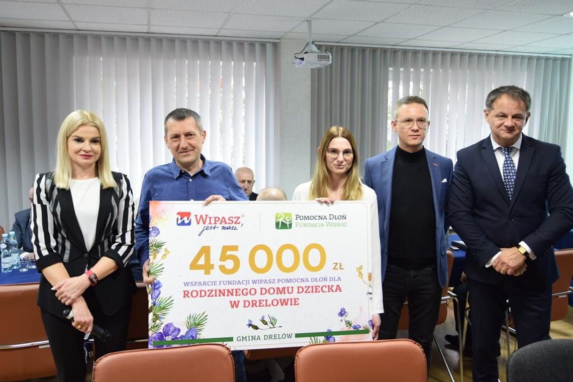 Ciepło, które buduje dom. Fundacja Wipasz wspiera rodzinny dom dziecka w Witorożu ludzie i czek