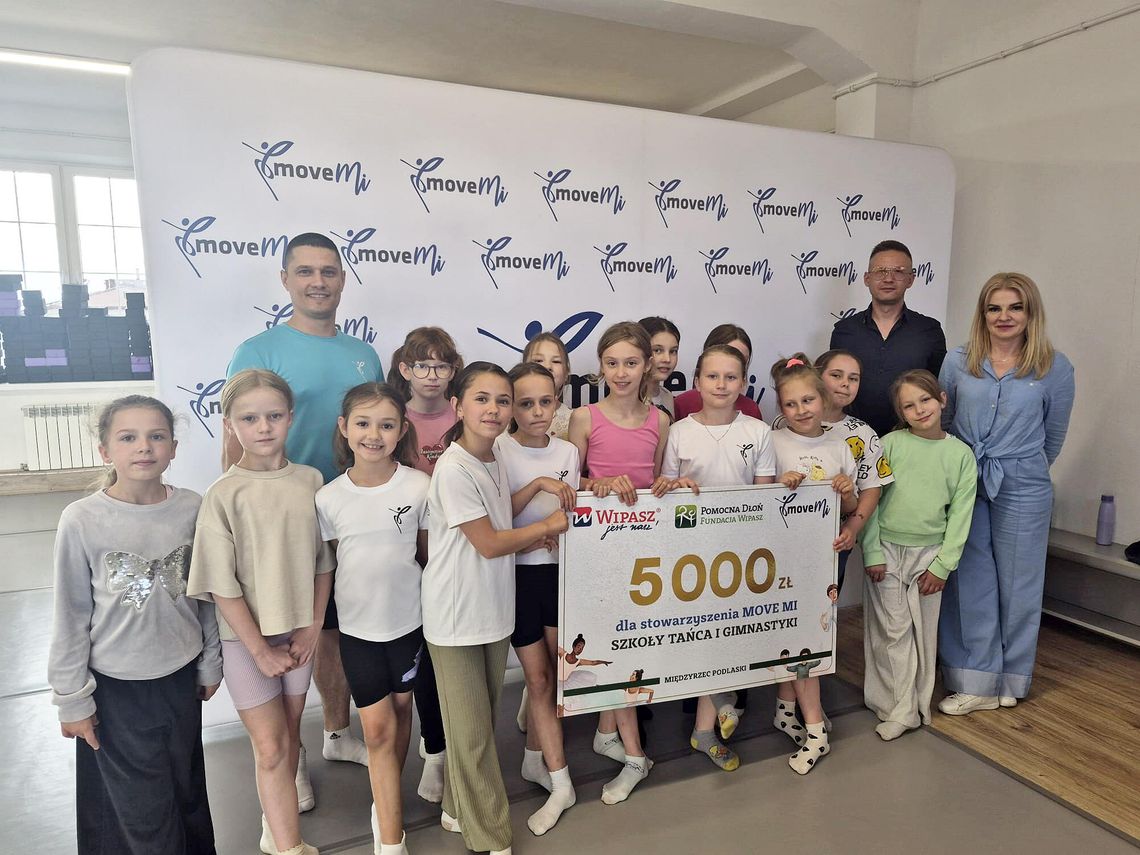 Fundacja Wipasz Pomoca Dłoń pomaga rozwijać pasje przekazanie czeku od Wipasz dla szkoły tańca Move Mi w dn 20 maja 2026