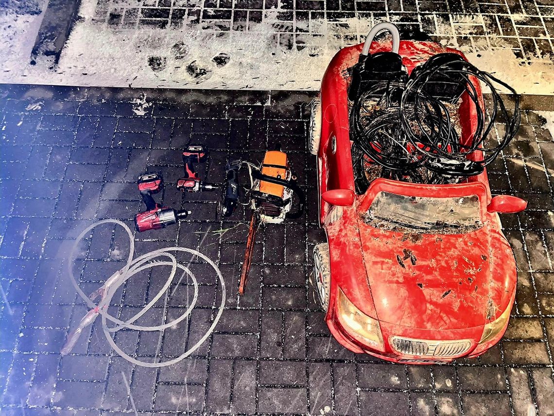 złodziej dębowa kłoda pole zakopywał samochodzik dla dzieci elektryczny kpp parczew policja