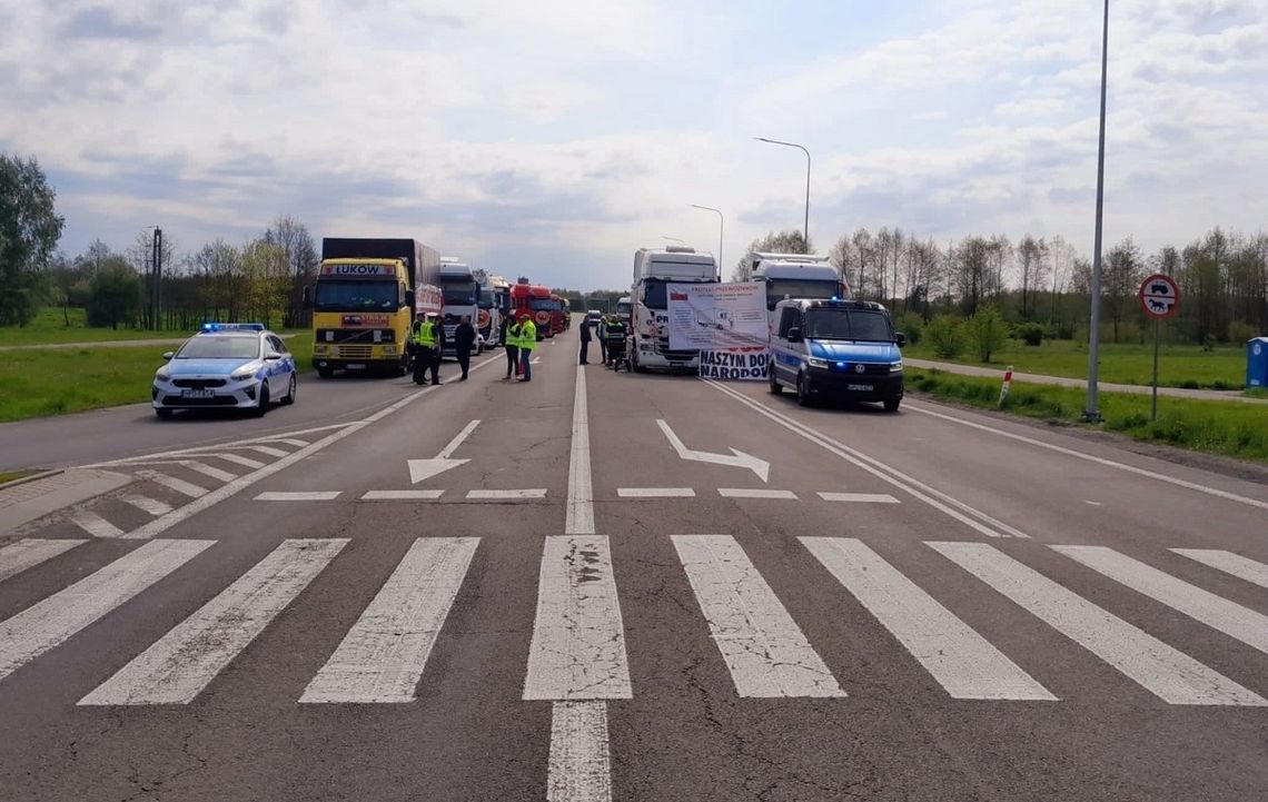 Przewoźnicy nie schodzą z ulicy. Protest w gminie Dorohusk trwa dalej