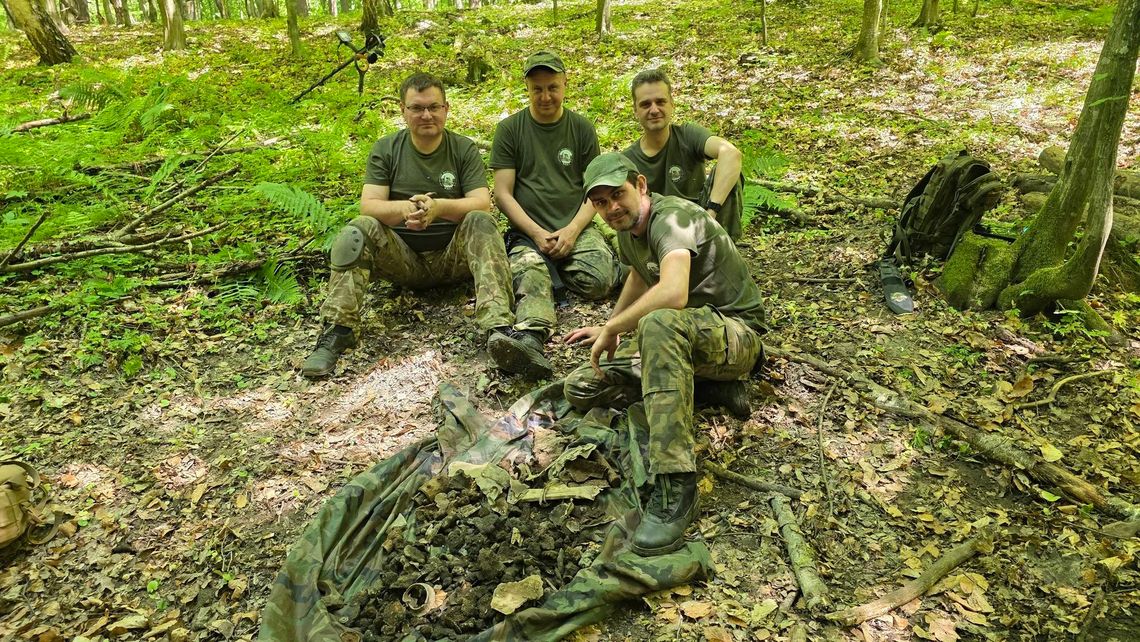 Lubelskie. Gmina Izbica. Szukają kolejnych śladów wojennego bombowca [GALERIA ZDJĘĆ]