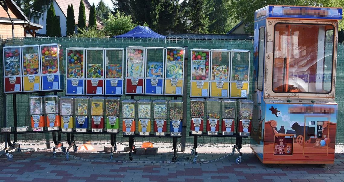 Okuninka. Jeden stał na czatach, dwóch opróżniało automaty