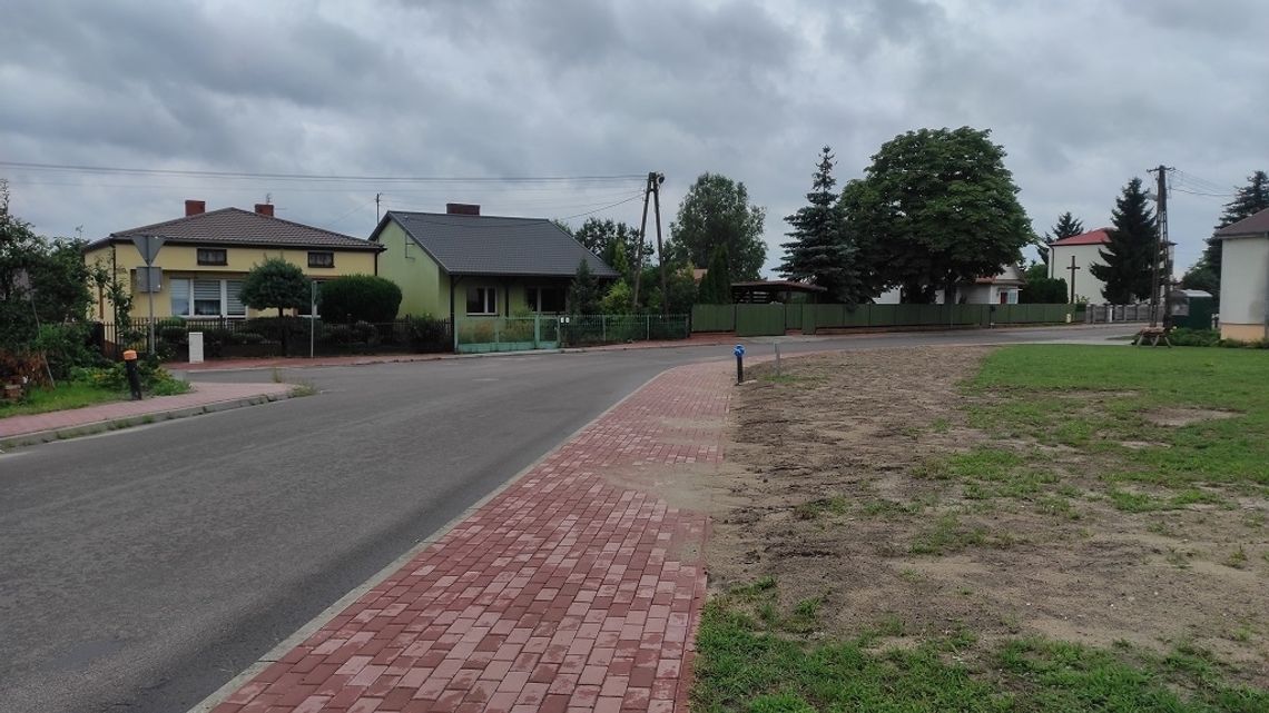 Gmina Biała Podlaska: Przeniesiony chodnik zyska barierki. Będą też progi zwalniające