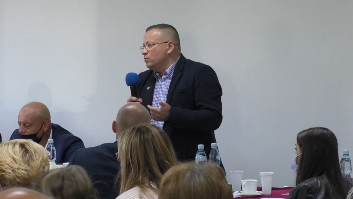 Gmina Biała Podlaska: Radny szuka zasięgu, żeby uczestniczyć w sesji Gmina Biała Podlaska: Radny szuka zasięgu, żeby uczestniczyć w sesji