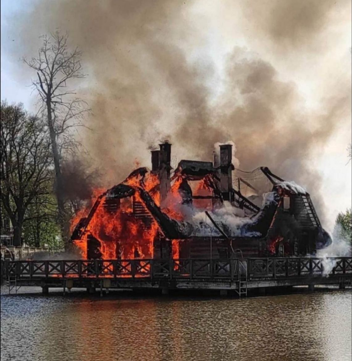 Spłonął drewniany budynek SPA w Dworze Droblin