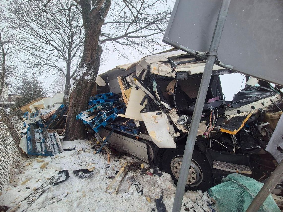 Gmina Leśna Podlaska. Wypadek w Ossówce. Ciężarówka uderzyła w drzewo