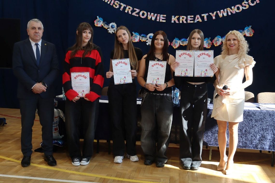 uczniowie, z dyrektor i wicekuratorem, konkurs