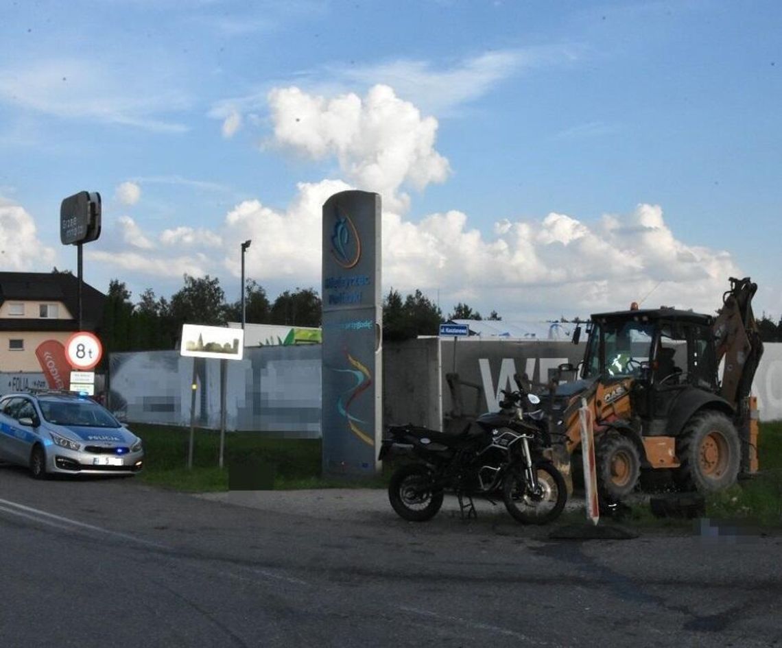 Gmina Międzyrzec Podlaski. Motocyklista zderzył się z koparką. Trafił do szpitala