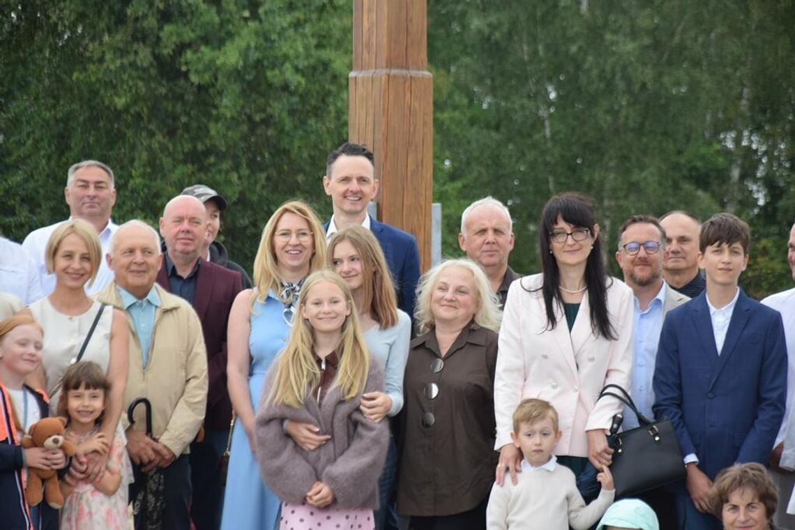 Gmina Międzyrzec Podlaski. W Dołhołęce poświecono przydrożny krzyż Gmina Międzyrzec Podlaski. W Dołhołęce poświecono przydrożny krzyż