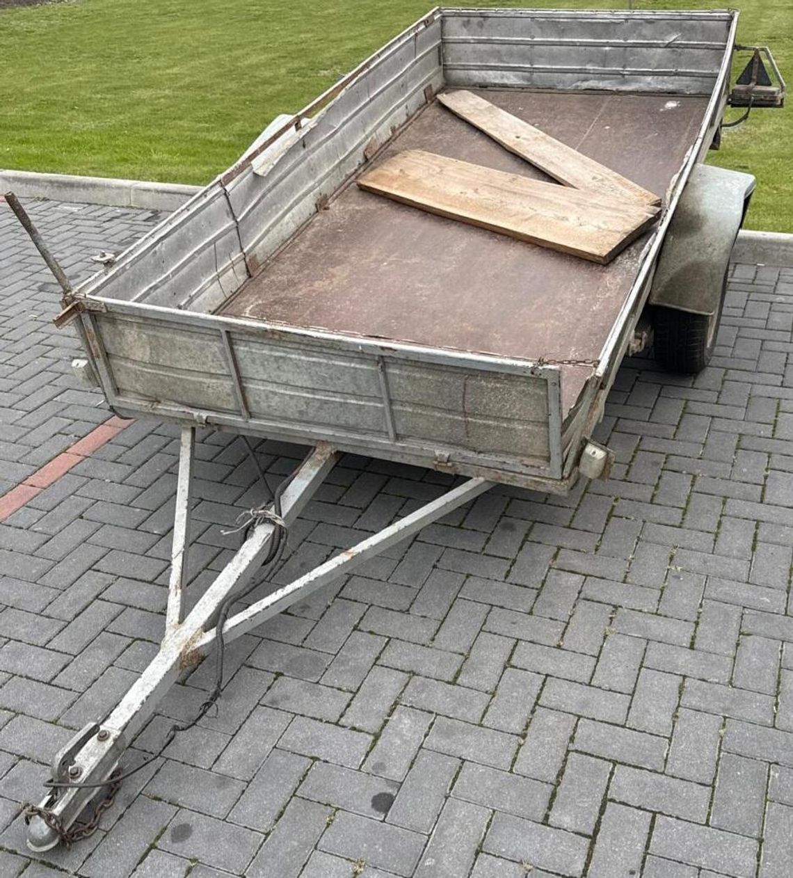 Gmina Milanów. Ukradł przyczepkę z pola Gmina Milanów. Ukradł przyczepkę z pola