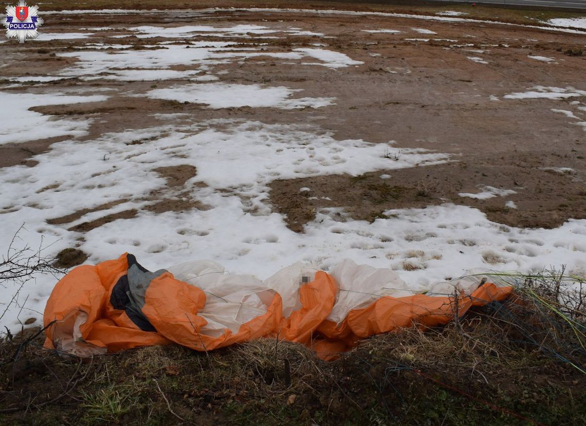 Lubelskie. Gmina Radecznica: Paralotniarz runął na ziemię Lubelskie. Gmina Radecznica: Paralotniarz runął na ziemię