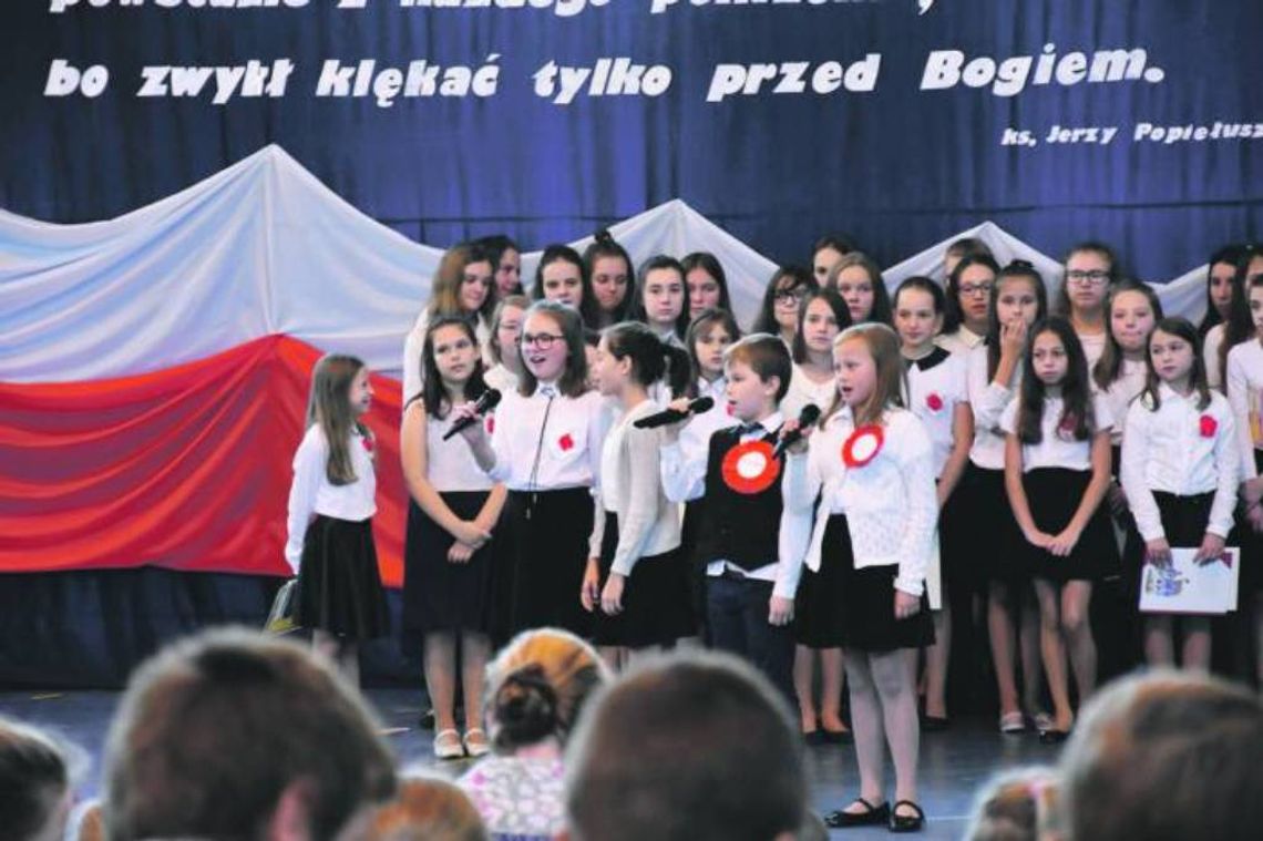 Gmina Sławatycze: Nad Bugiem zaśpiewali hymn narodowy