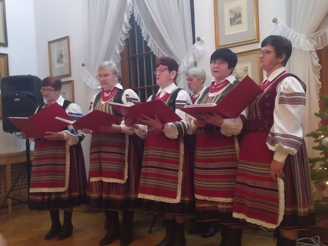 Gmina Sosnówka: Świąteczne pieśni w pięknym pałacu
