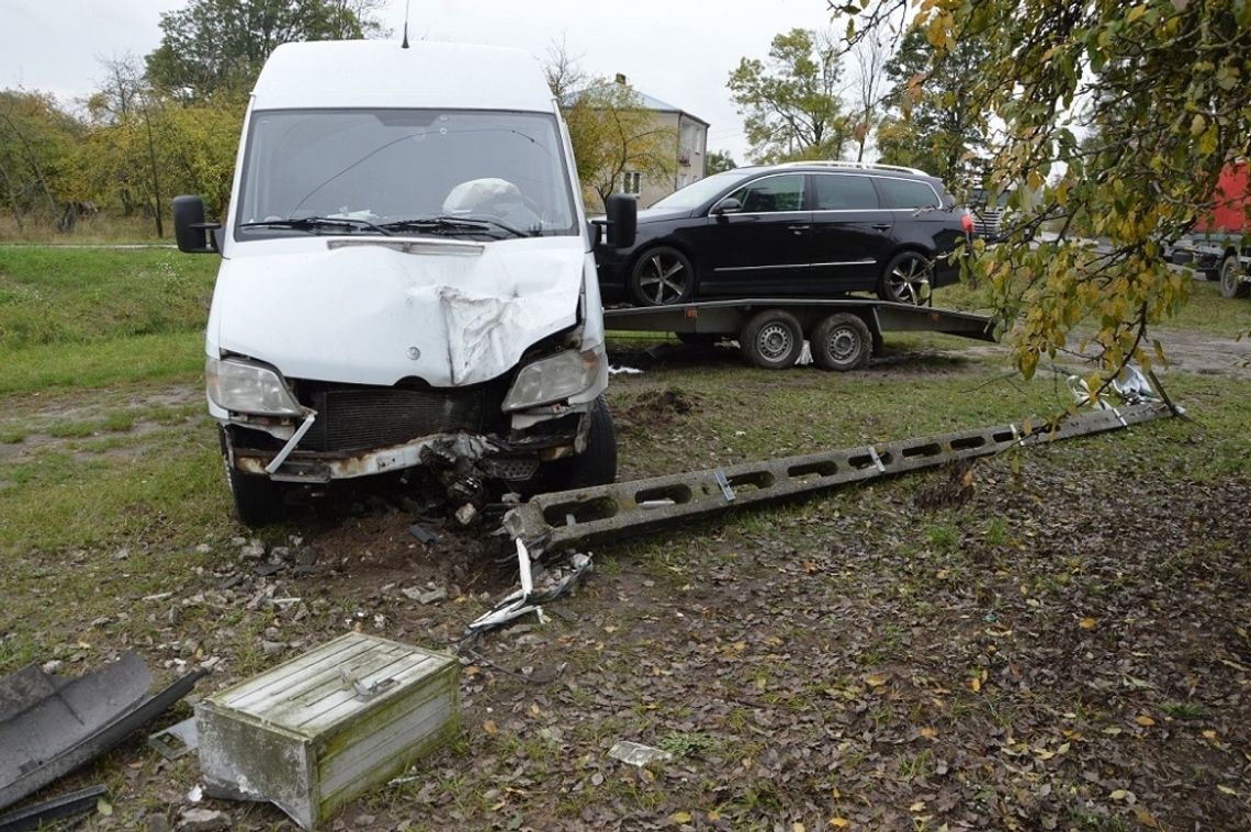 Gmina Wisznice: Bus uderzył w słup energetyczny