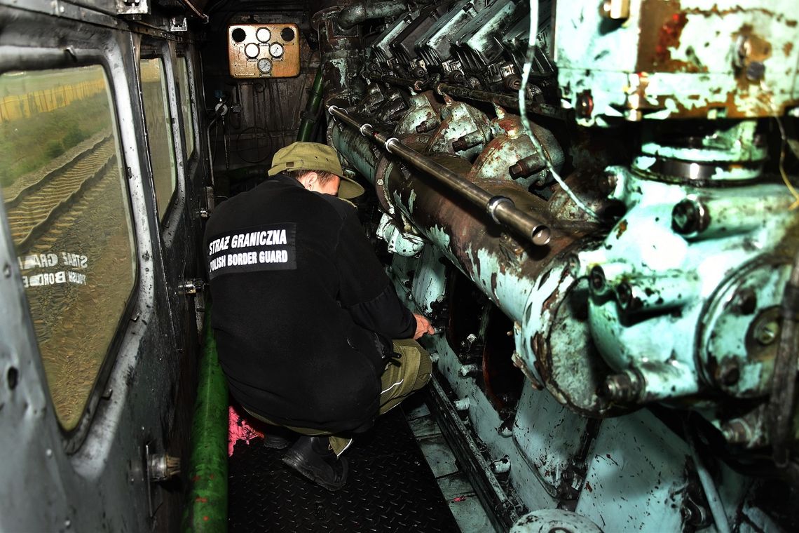GRANICA: Nielegalne papierosy ukryte w silniku lokomotywy [ZDJĘCIA]