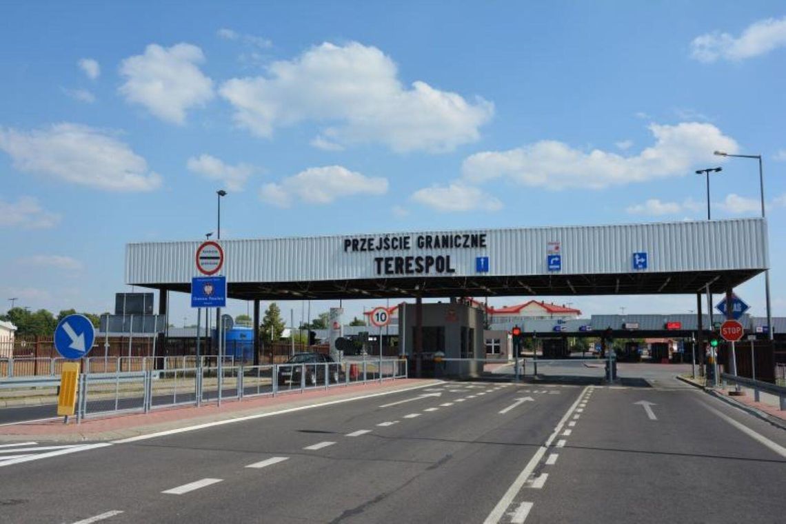 Terespol: Na moście granicznym zmienił rosyjskie tablice na ukraińskie Terespol: Na moście granicznym zmienił rosyjskie tablice na ukraińskie