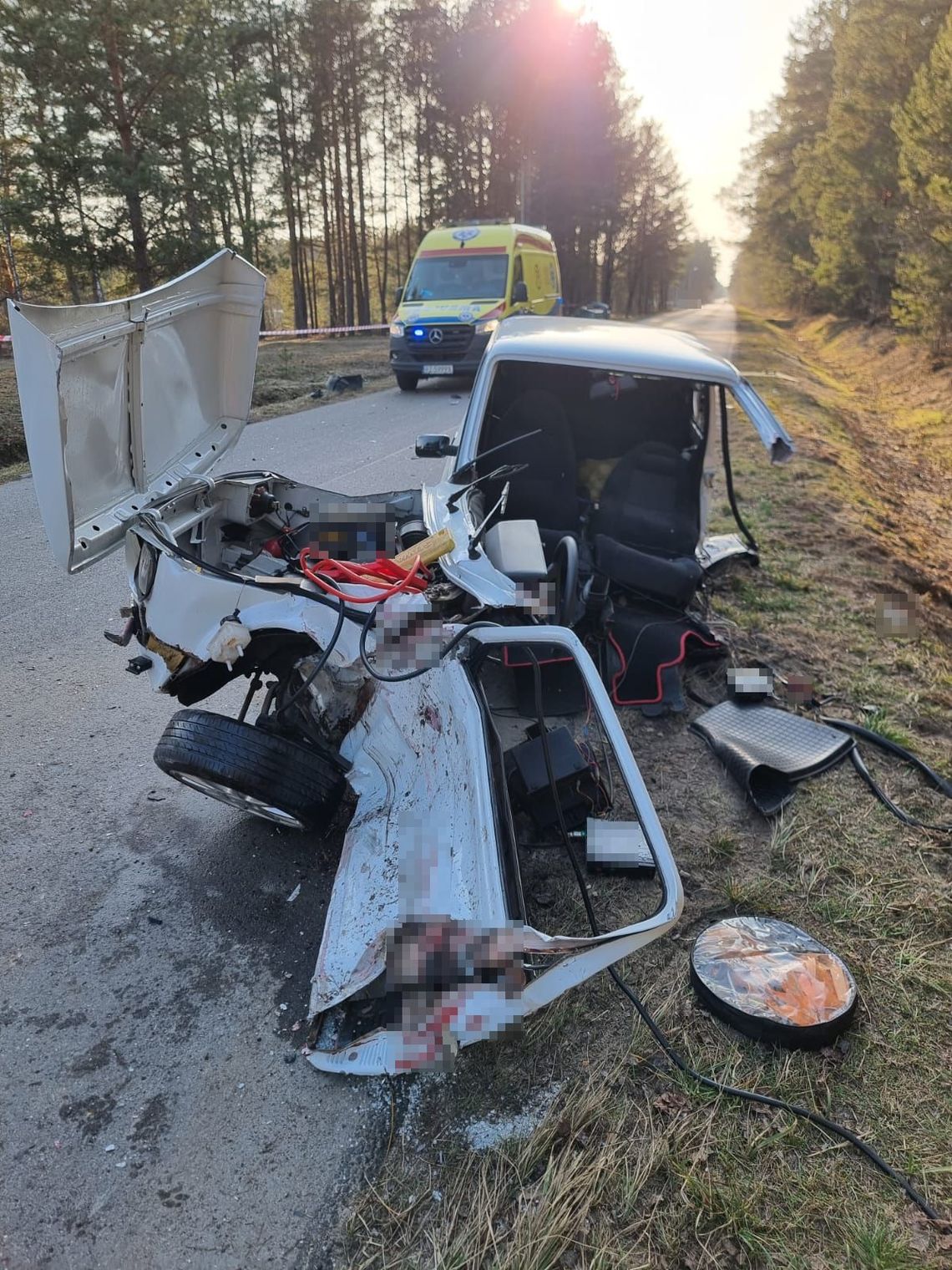 Lubelskie. Groźny wypadek. Fiat 126p rozpadł się na dwie części! W środku był 7-latek