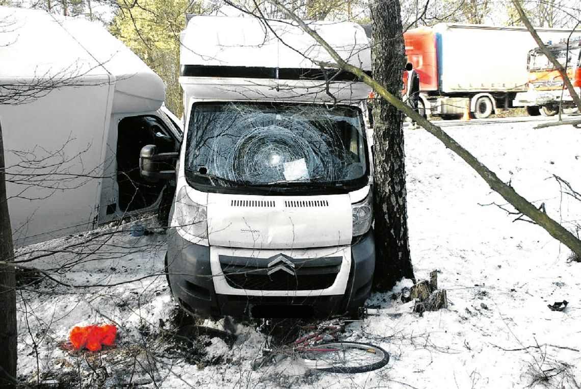 Holujący busa potrącił rowerzystę