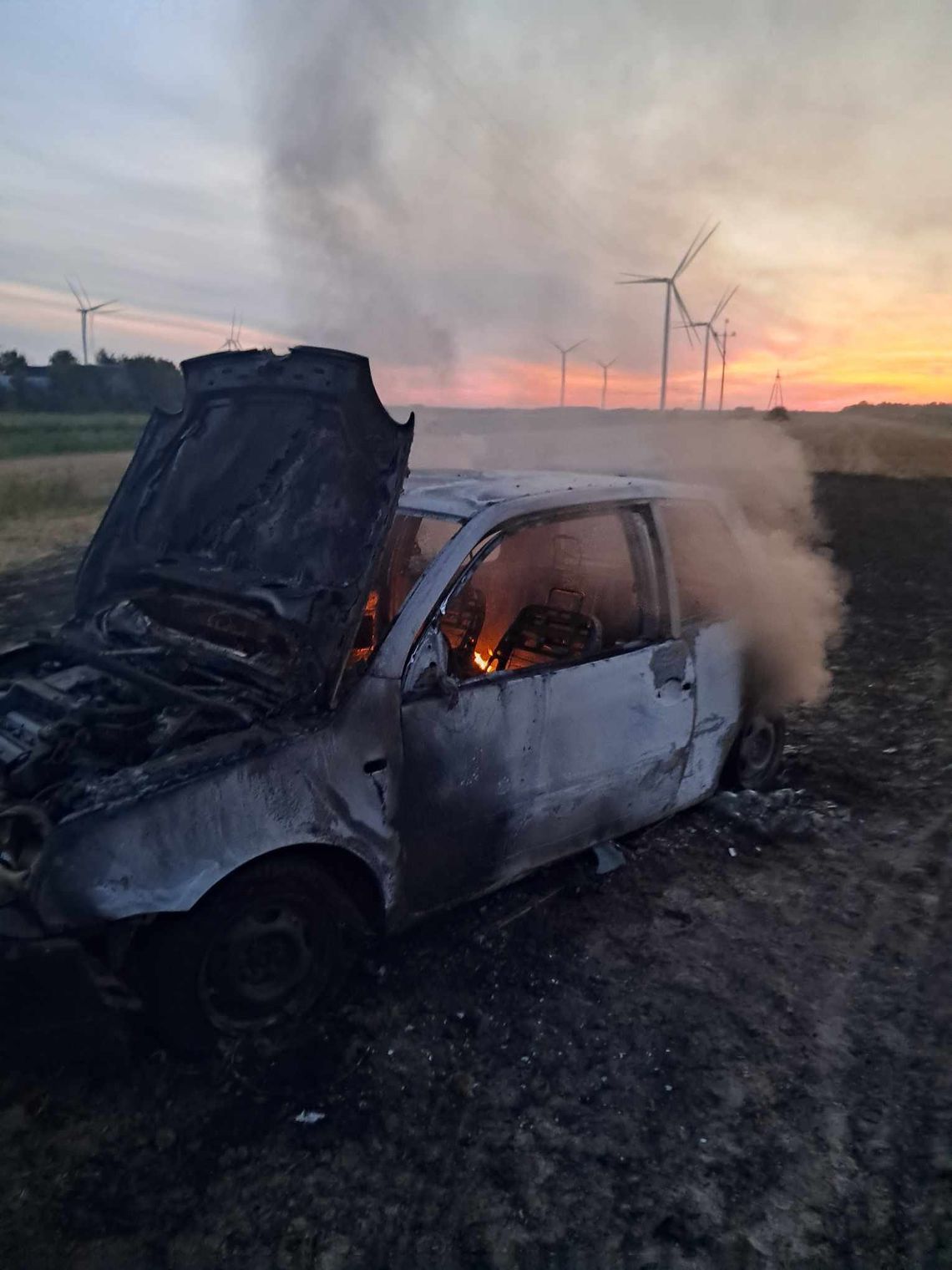 Horodyszcze: Osobówka paliła się 2 razy. Jedna osoba trafiła do szpitala