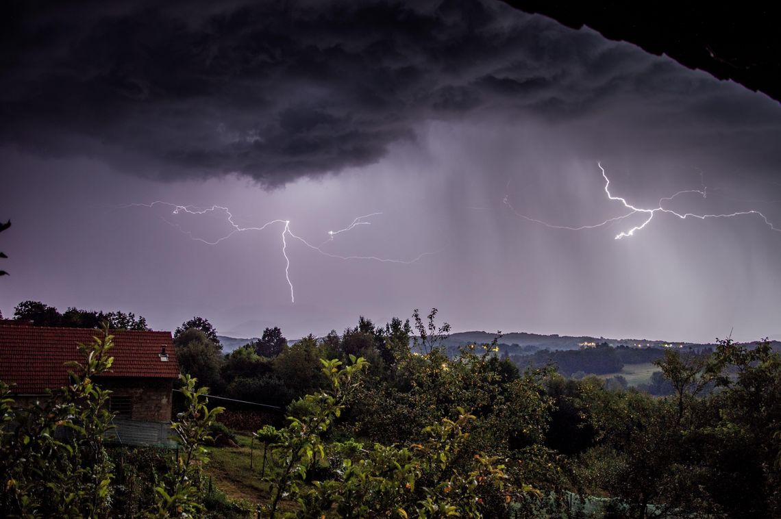IMGW ostrzega: Popołudniu nad region mogą nadciągnąć burze z gradem