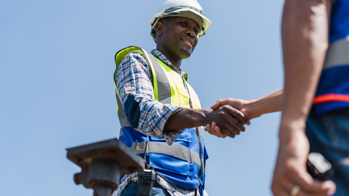 Nowe dane obalają mity o imigrantach. Pracują więcej niż Polacy