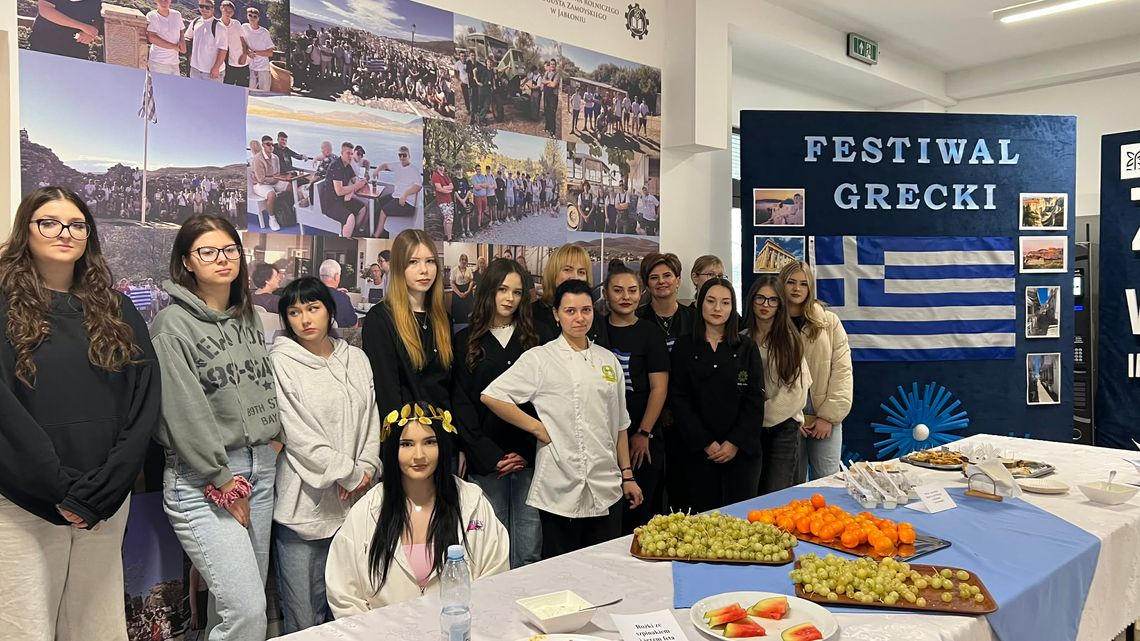 Jabłoń. Szkoła zamieniła się w greckie miasteczko Jabłoń. Szkoła zamieniła się w greckie miasteczko